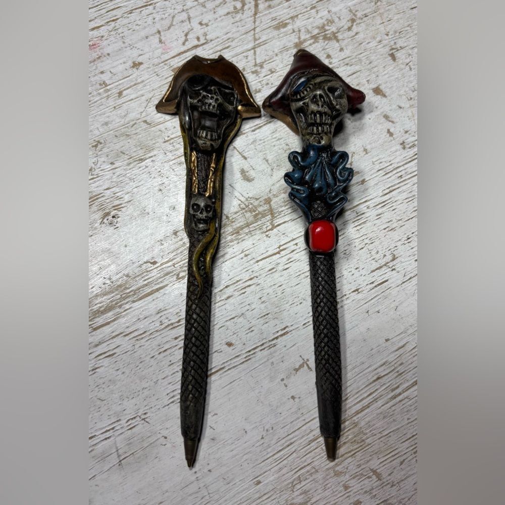 ⚡️💵🧨🎲 2 Novelty Pirate Skull Themed Pens EPC Decor Only